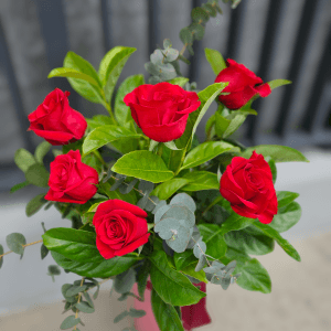 6 red roses in vase